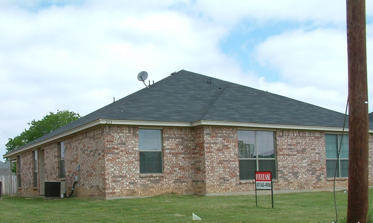 2113-2115 Ragland Rd in Mansfield, TX - Building Photo