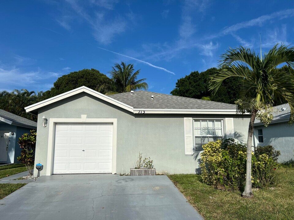 713 Key W St in Boynton Beach, FL - Building Photo