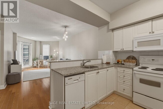 2119 Lake Shore Blvd W in Toronto, ON - Building Photo - Building Photo