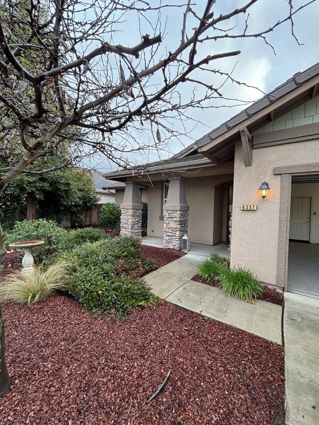 6357 W Perez Ave in Visalia, CA - Foto de edificio - Building Photo