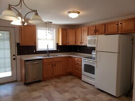 1 Feng Dr, Unit 1B in Raymond, NH - Building Photo