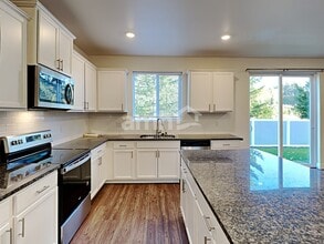 12445 83rd Ave E in Puyallup, WA - Foto de edificio - Building Photo
