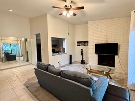 2001 Bering Dr, Unit 4A in Houston, TX - Building Photo