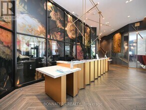 405-405 Dundas St W in Oakville, ON - Building Photo - Building Photo