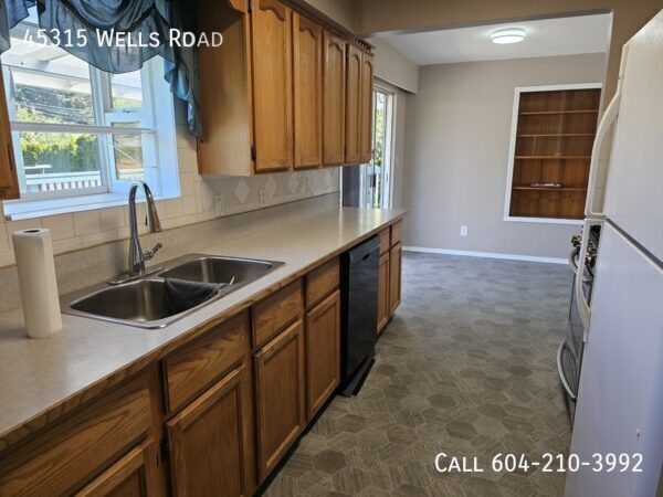 45315 Wells Rd in Chilliwack, BC - Building Photo