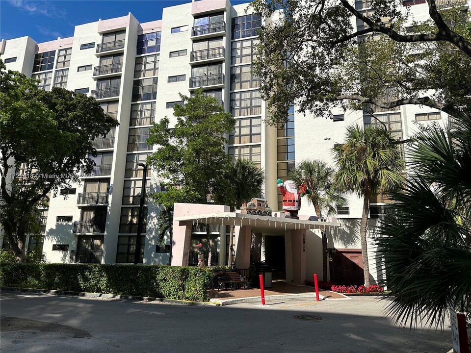 16919 N Bay Rd in Sunny Isles Beach, FL - Building Photo