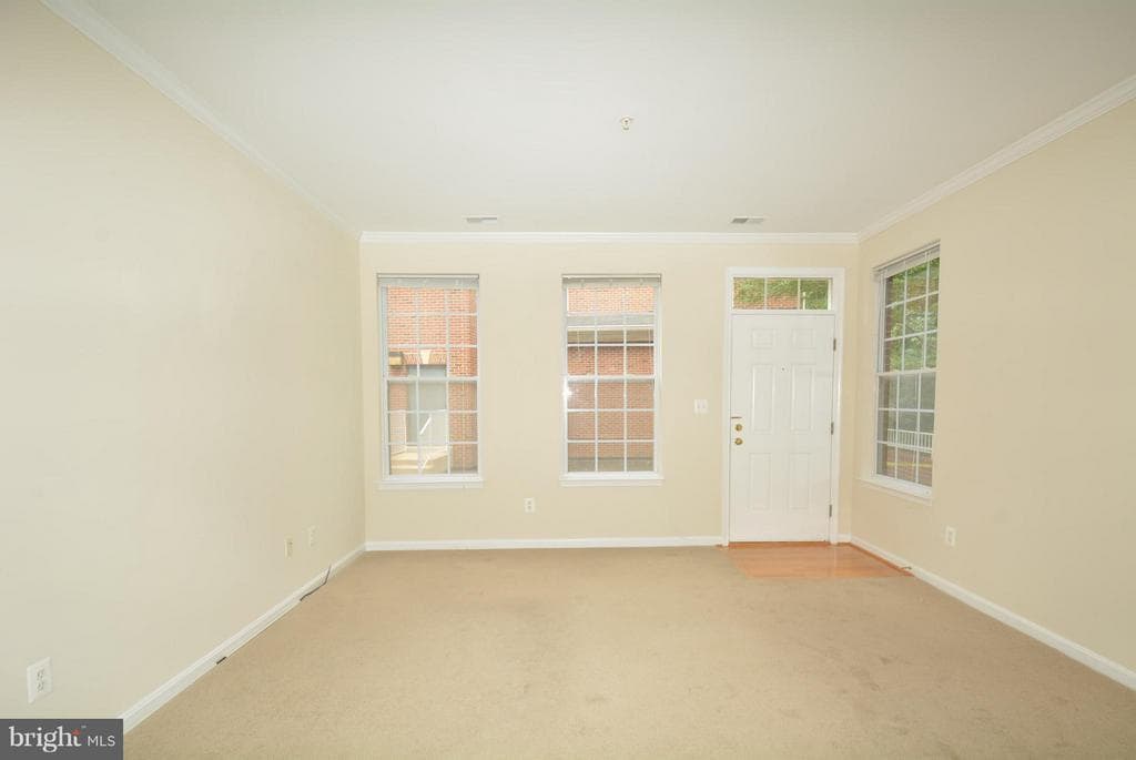2665 Manhattan Pl in Vienna, VA - Building Photo