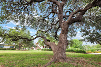 6 Hill View Ln in Boerne, TX - Foto de edificio - Building Photo