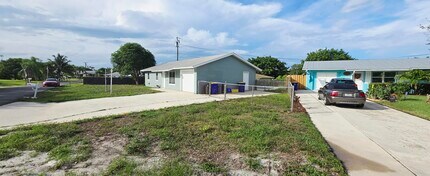 2331 NE 15th Ct in Jensen Beach, FL - Building Photo - Building Photo