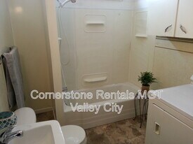 309 College St SE in Valley City, ND - Building Photo