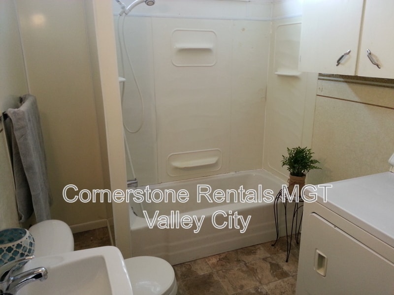 309 College St SE in Valley City, ND - Building Photo