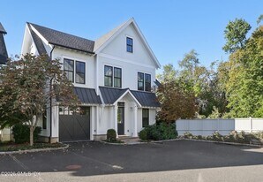25 Woodland Dr in Greenwich, CT - Building Photo