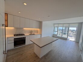 720 Farrow St in Coquitlam, BC - Building Photo