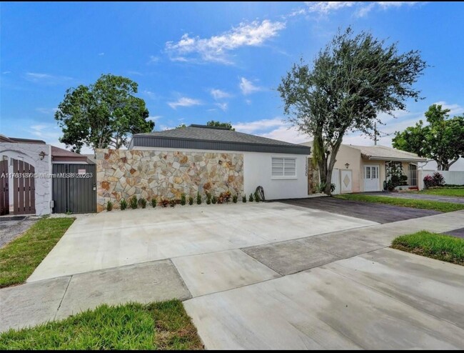 11550 SW 80th Terrace in Miami, FL - Foto de edificio - Building Photo