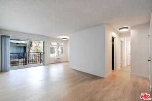 1352 S Carmelina Ave in Los Angeles, CA - Building Photo