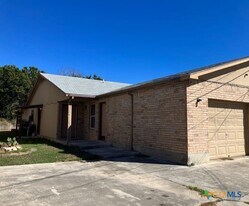 1302 N Bishop St in San Marcos, TX - Building Photo