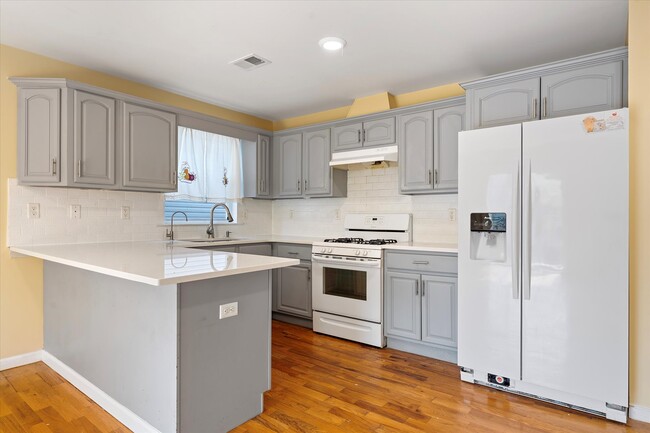 221 Weequahic Ave, Unit 1st Flr in Newark, NJ - Building Photo - Building Photo