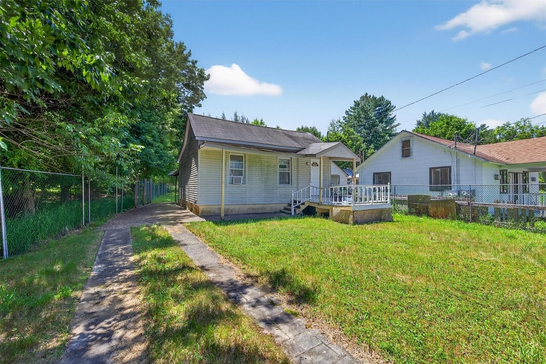 11 Dillon Rd in Monticello, NY - Building Photo