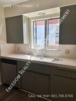 2308 17th St in Bakersfield, CA - Building Photo