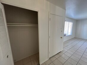 5744 N 44th Ave in Glendale, AZ - Foto de edificio - Building Photo