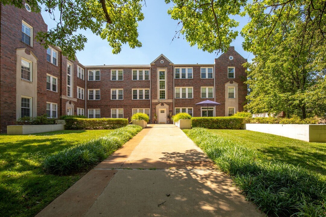 7564 Wydown Blvd in Clayton, MO - Building Photo