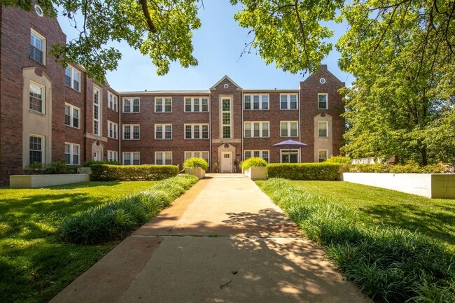 property at 7564 Wydown Blvd