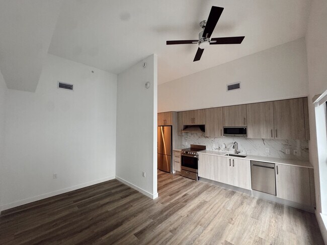 413 NW 6th St, Unit A in Miami, FL - Foto de edificio - Building Photo