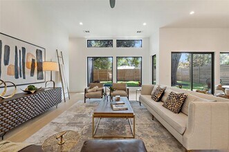 2305 Southern Oaks Dr in Austin, TX - Building Photo - Building Photo