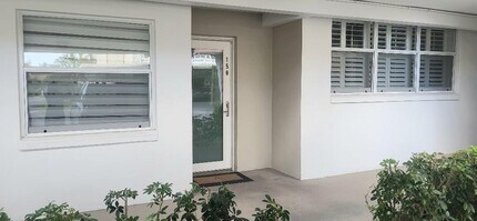 911 Gardenia Dr in Delray Beach, FL - Foto de edificio - Building Photo