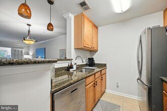 3175 Summit Square Dr in Oakton, VA - Foto de edificio - Building Photo