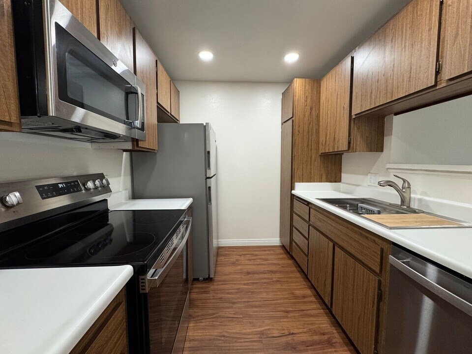 2323 Huntington St in Huntington Beach, CA - Building Photo