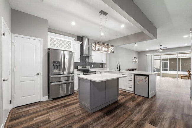 26532 Castleview Way in Wesley Chapel, FL - Foto de edificio - Building Photo