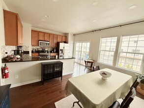 103 Waypoint Dr in Eatontown, NJ - Foto de edificio - Building Photo