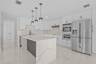 6001 Tampa Shores Blvd in Tampa, FL - Building Photo - Building Photo