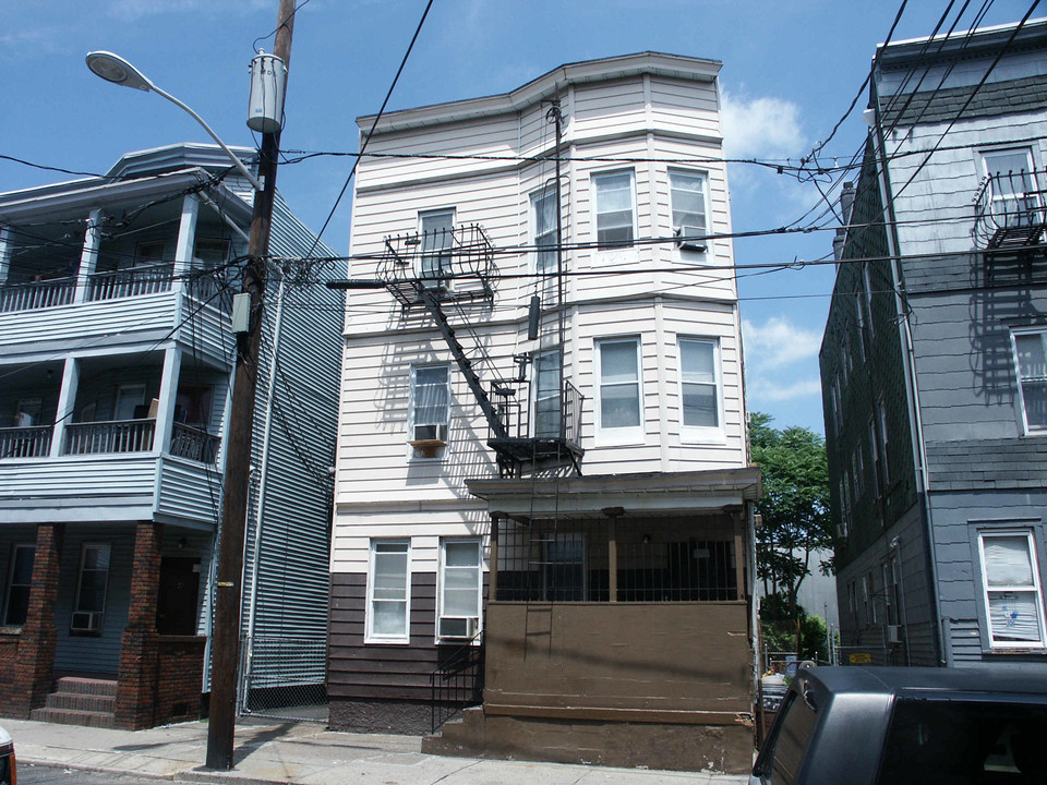 20 Brinkerhoff Pl in Passaic, NJ - Building Photo