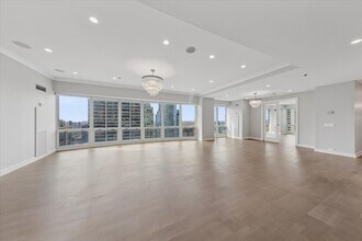 100 E Huron St in Chicago, IL - Building Photo - Building Photo