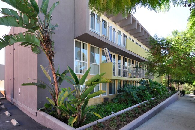 Park East Apartments in San Diego, CA - Foto de edificio - Building Photo