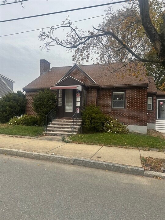 15 Englewood Ave in Chelsea, MA - Building Photo