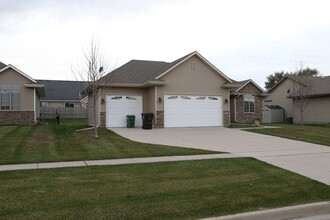 203 SW Springfield Dr in Ankeny, IA - Foto de edificio - Building Photo