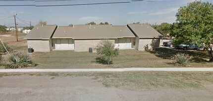 404 Medina St in Cotulla, TX - Building Photo - Building Photo