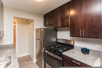 530 W Surf St in Chicago, IL - Building Photo - Building Photo