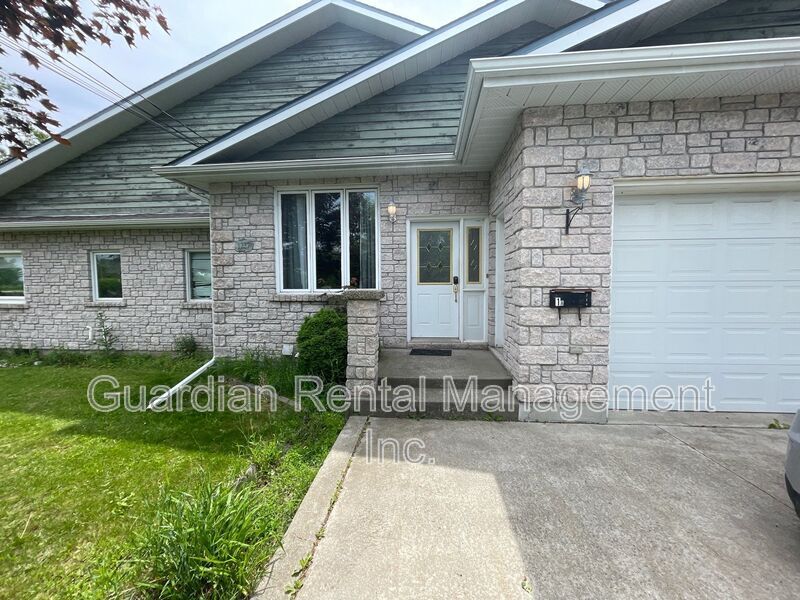 1227 Regina Ave in Thunder Bay, ON - Building Photo