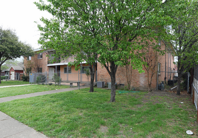 St. Charles Apartments in Dallas, TX - Building Photo - Building Photo