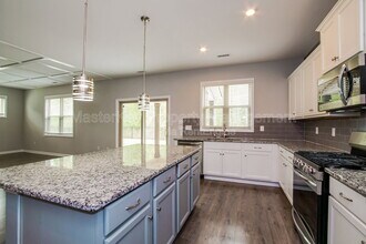 550 W Copenhaver Dr in Clayton, NC - Building Photo - Building Photo