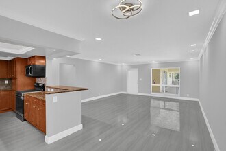 2755 NE 28th Ave in Lighthouse Point, FL - Foto de edificio - Building Photo