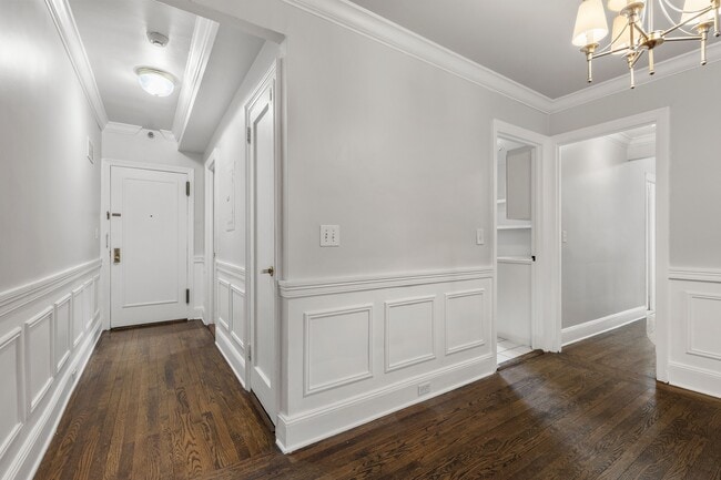 25 W Elm St in Greenwich, CT - Building Photo - Building Photo