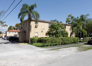 1440 S Le Jeune Rd in Miami, FL - Building Photo - Building Photo