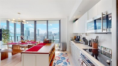 121 NE 34th St, Unit 3104 in Miami, FL - Foto de edificio - Building Photo