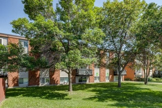 Summers Manor in Saskatoon, SK - Building Photo - Building Photo