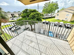 251 Palm Cir W, Unit 302 in Pembroke Pines, FL - Building Photo - Building Photo